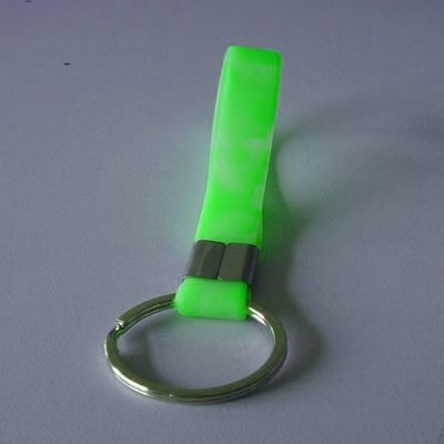 100% Silicone Mặt dây Khuyến Keychain, kim loại Phụ kiện, Pantone Màu